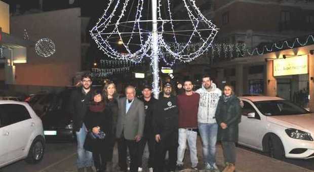 San Benedetto, luminarie di Natale I negozianti fanno tutto da soli