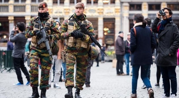 "Il Belgio ha mancato 13 occasioni per intercettare i terroristi di Parigi"