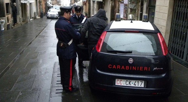 Roma, fermava i giovani di sera per spacciare: arrestato 40enne pony express della droga