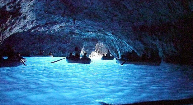Capri, lavori abusivi davanti alla Grotta Azzurra: stop ai terrazzamenti, tre denunce