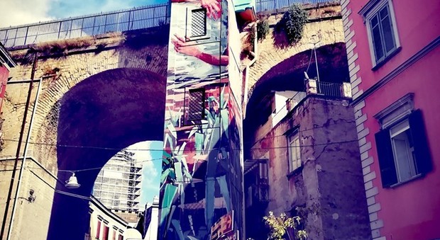 Napoli, sul ponte della Sanità spunta «L'abbraccio», il nuovo murales per l'accoglienza