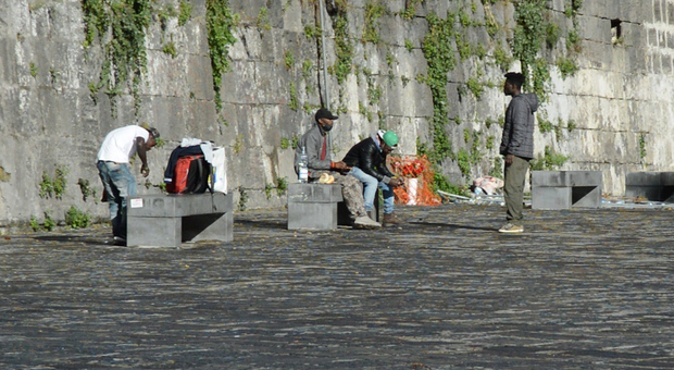 Napoli, baraccopoli ed area per drogati a Porta Capuana. I volontari: «Fa paura»