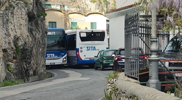 La Sita sopprime la fermata ad Atrani. Ma solo per i bus diretti a Ravello. È protesta