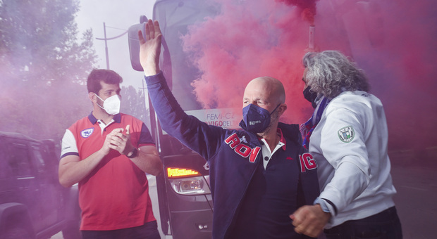 Umberto Casellato e Matteo Ferro salutano i tifosi davanti al pullman tra i fumogeni