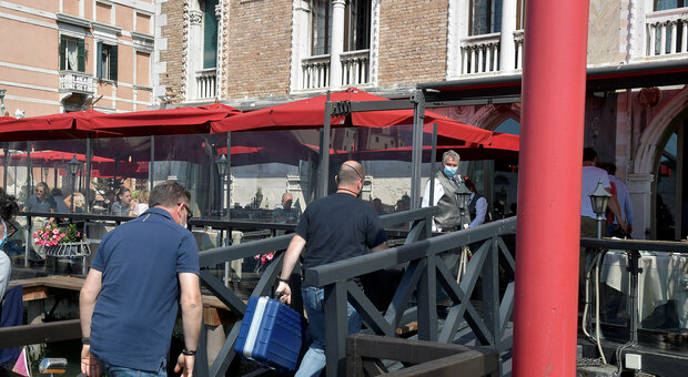 Venezia choc, morto un turista di vent'anni: è precipitato dal quinto piano di un hotel di lusso