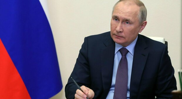 Chi paragona l'Urss alla Germania nazista sarà punito: Putin firma la nuova legge. Previsto anche il carcere