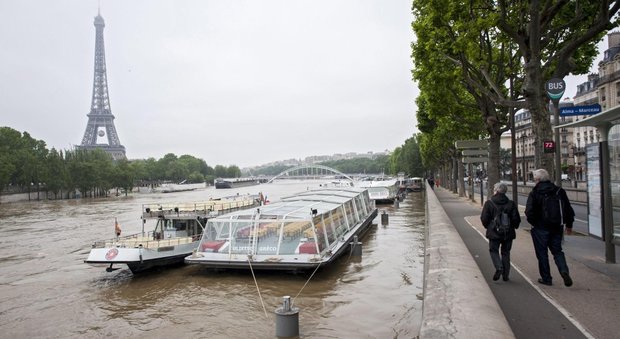 Maltempo, paura per la Senna a Parigi: la piena ha raggiunto i 6 metri