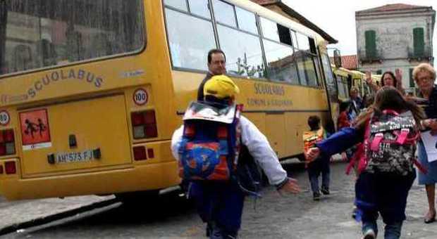 Forano, autista di scuolabus fa scendere l'alunno e riparte subito: assolto dal gip