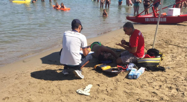 Gabicce, turista rischia di annegare moglie colta da malore in spiaggia