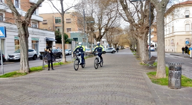 Gli agenti della Polizia locale con le bici elettriche