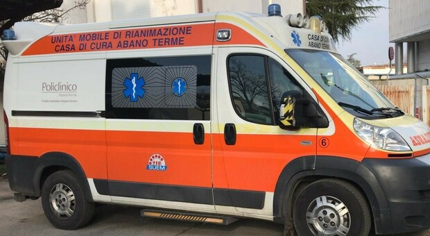 Ha le doglie sull'Adriatica mentre raggiunge l'ospedale: neomamma partorisce in auto, sia lei che la piccola stanno bene