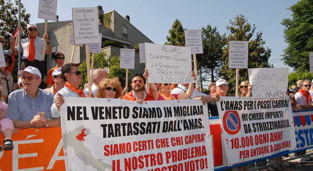 La protesta al Giro d'Italia degli esponenti del Comitato anti tassa sui passi carrai