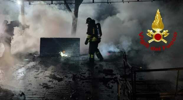 A fuoco la tensostruttura di un ristorante a Varmo, pompieri al lavoro dalle 22.30