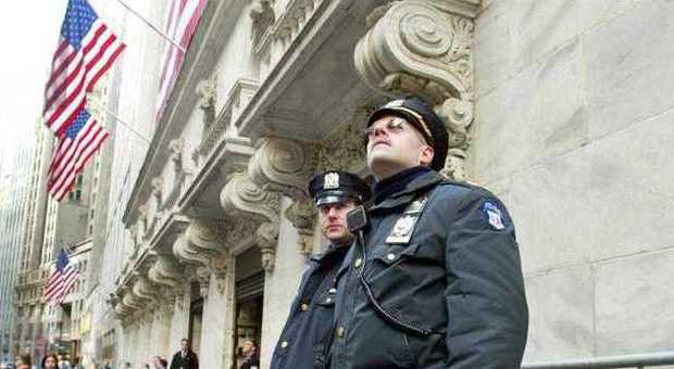 New York, sospeso poliziotto: picchiò ragazzo nero di 16 anni durante l'arresto