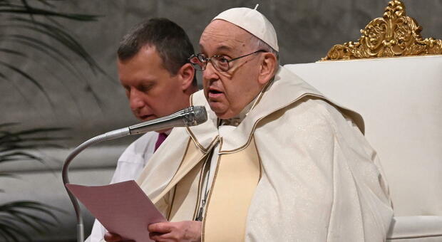 Papa Francesco ha già preparato la sua tomba: «Dimissioni? Non ci ho mai pensato. Incontrerò Milei»