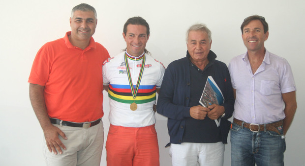 Mauro Guenci, secondo da sinistra durante una premiazione