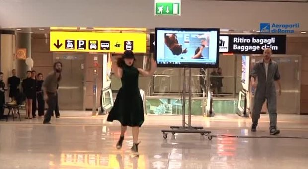 Fiumicino, all'aeroporto flash mob di danza a sorpresa per i passeggeri