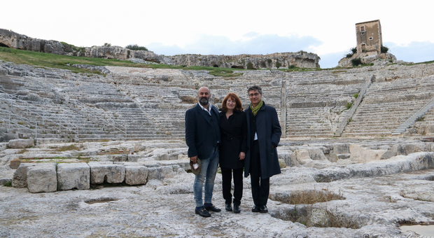 I registi Livermore e Mayette con il sovrintendente Calbi nel teatro antico di Siracusa
