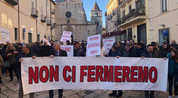 Manifestazione pro ospedale a Fondi: maxi corteo per difendere il "San Giovanni di Dio"