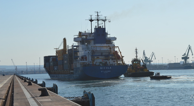 Dopo uno stop di cinque anni, tornano i container nel porto di Taranto