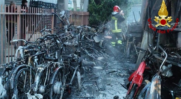 Paura a Mirano, incendio nell'officina di bici: le fiamme divorano i mezzi nel deposito