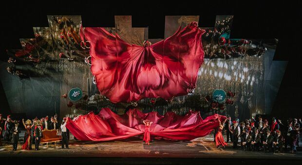 Dopo la Carmen, arriva La traviata degli specchi: è la decima volta allo Sferisterio di Macerata