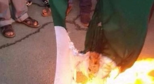 Libia, bandiere italiane date alle fiamme a Tobruk e Derna: le foto pubblicate su Twitter