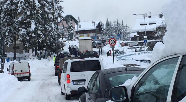 A Cortina traffico in tilt per colpa della neve