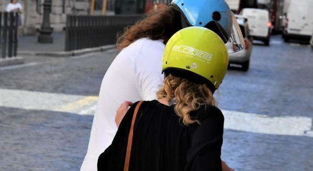 Martín Castrogiovanni assieme alla fidanzata sullo scooter elettrico a Roma (Foto: Rino Barillari)