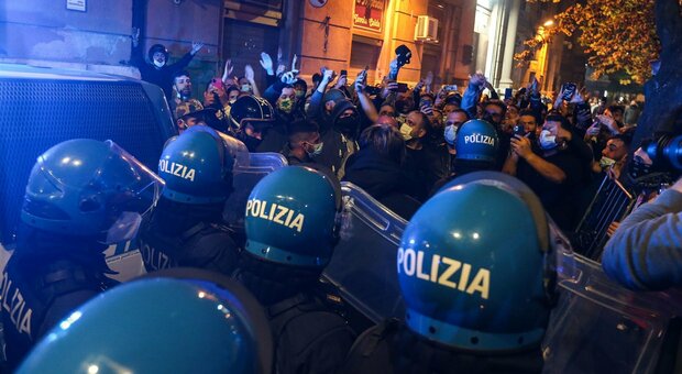 Napoli, due arresti per gli scontri nella notte. Il Viminale: «Azioni preordinate»