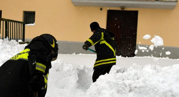Terremoto, dramma Campotosto: "Siamo bloccati dalla neve, non riusciamo ad uscire di casa"