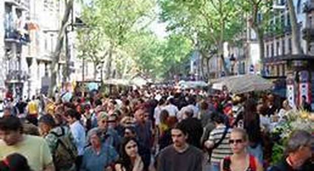 Barcellona, migliaia di persone passeggiano sulle Ramblas: "Sfidiamo i terroristi"