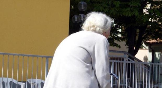 Anziana gettata a terra dal ladro in bici che la rapina della borsetta