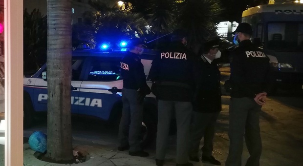 Brindisi, festa di compleanno illegale con fuochi d'artificio: blitz della polizia, minori denunciati