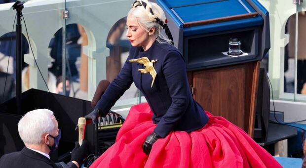 Lady Gaga canta l'inno durante l'Inauguration Day di BIden