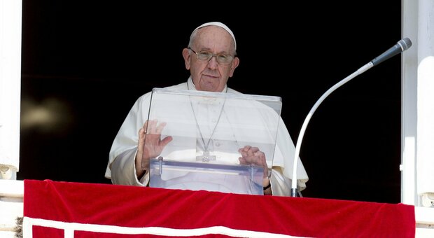 Papa Francesco: «Porno su web vizio anche di preti e suore, Diavolo entra da lì»