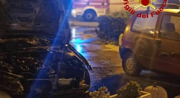 Salento, ancora un'auto bruciata nella notte: un'altra raggiunta dalle fiamme