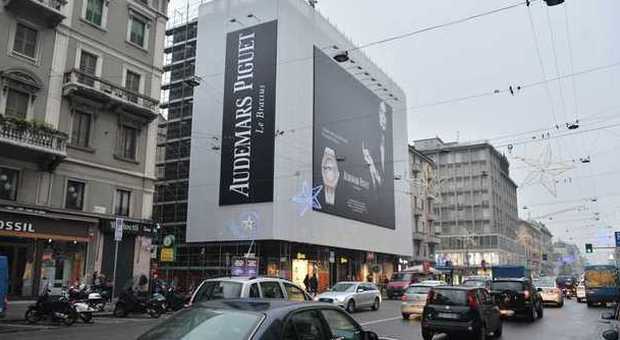 Milano, distrae gli automobilisti: rimosso il cartellone sexy di Belen in corso Buenos Aires