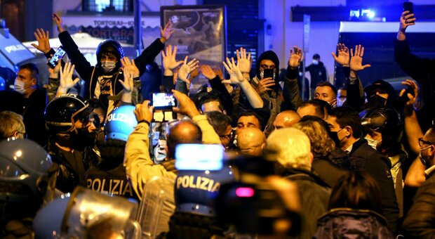 Napoli, due arresti per la guerriglia. Poliziotti contusi, Viminale: «Scontri preordinati». De Luca: «Spettacolo indegno»