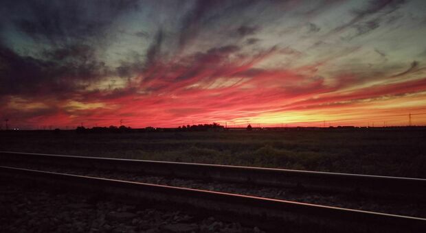 I cieli del Salento come una tavolozza di colori: lo spettacolo mozzafiato del tramonto infuocato