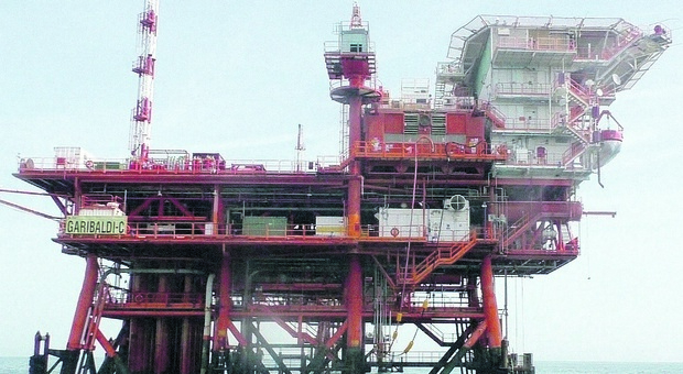 Una piattaforma per l'estrazione di gas metano in mare