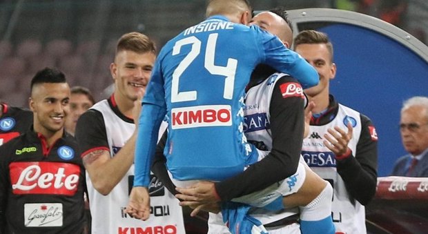 Insigne corre ad abbracciare Hamsik dopo il gol del 2-0