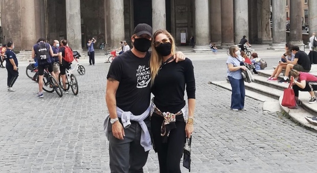Totti e Ilary a passeggio per Roma: dal Pantheon a Fontana di Trevi. Ecco la loro domenica da turisti