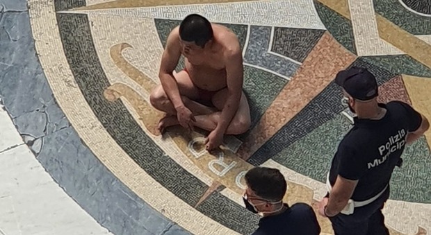 Uomo nudo per protesta nella Galleria Umberto a Napoli: è stato «licenziato» dal ristorante