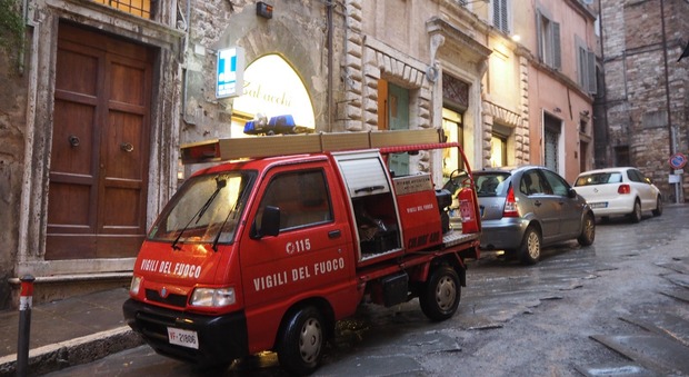 «Mi va a fuoco casa»: Perugia, paura in via dei Priori