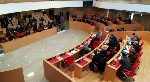 Sedute, dibattiti e scontri: il Consiglio regionale di Puglia compie mezzo secolo