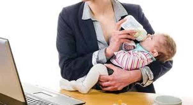 Una donna su 4 negli Usa torna al lavoro entro 2 settimane dal parto: il congedo non è pagato