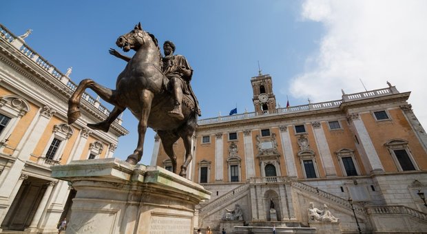 Dallo storico forno all'antica gelateria, le botteghe romane protestano in piazza del Campidoglio