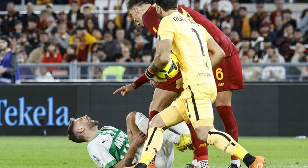 Roma-Sassuolo, espulso Kumbulla per fallo di reazione su Berardi. Rabbia sui social: «Il primo calcio lo ha dato lui»