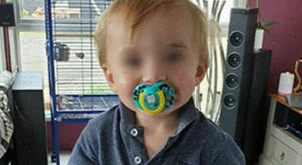 Bambino morto a 18 mesi con 70 ferite sul corpo. Costole, gambe e braccia rotte e cocaina nel sangue, la mamma: «È caduto»